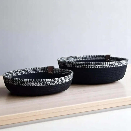 2 mandjes, zwart-wit gemaakt van cafune gevlochten naaikoord