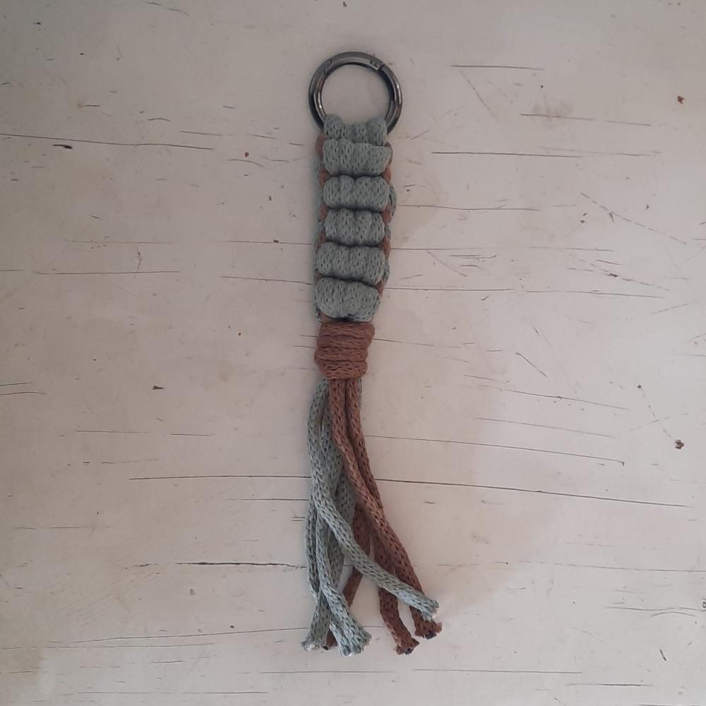 Bac charm, macrame pakket, hanger 2, bruin/eucalyptus Sleutelhanger macrame pakket van hobbygaren.nl