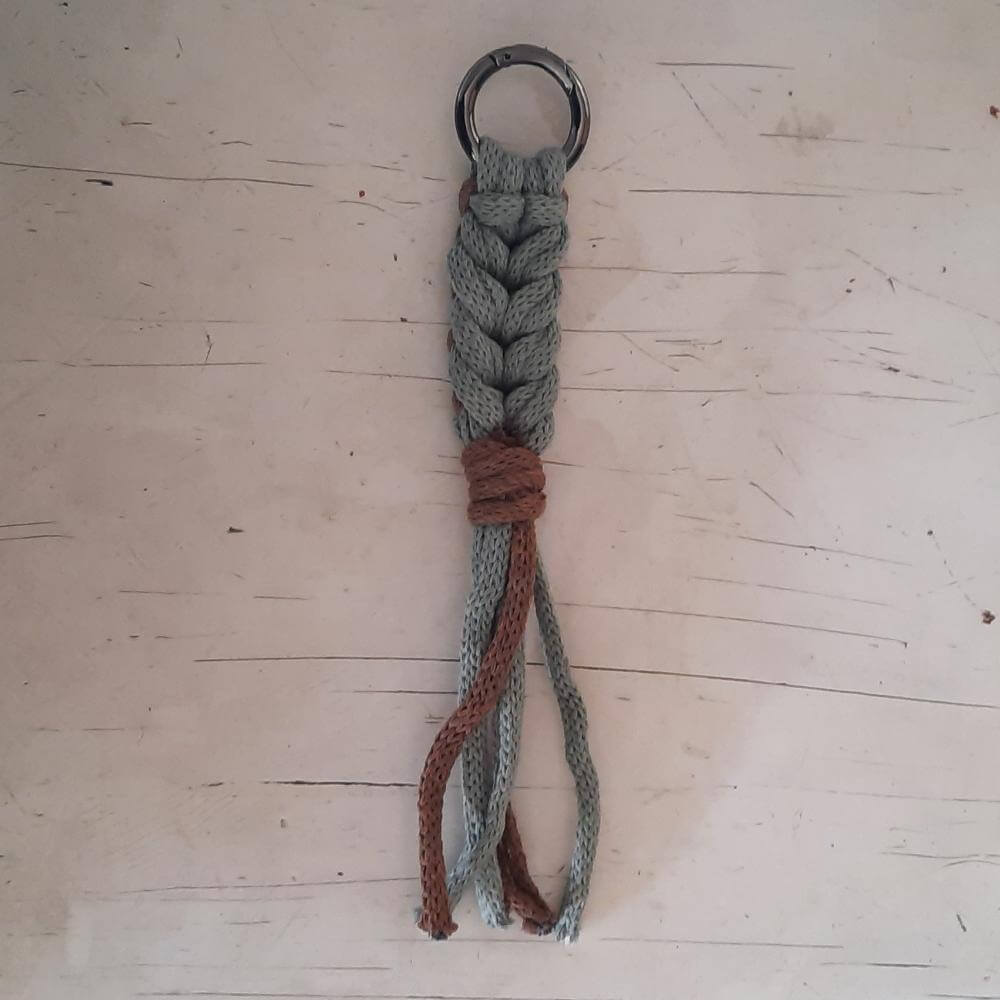 Bac charm, macrame pakket, hanger 2, bruin/eucalyptus Sleutelhanger macrame pakket van hobbygaren.nl