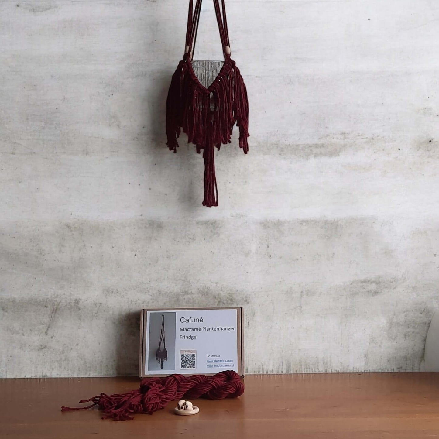 Macrame Pakket Plantenhanger "Fringe" Bordeaux inhoud van hobbygaren.nl