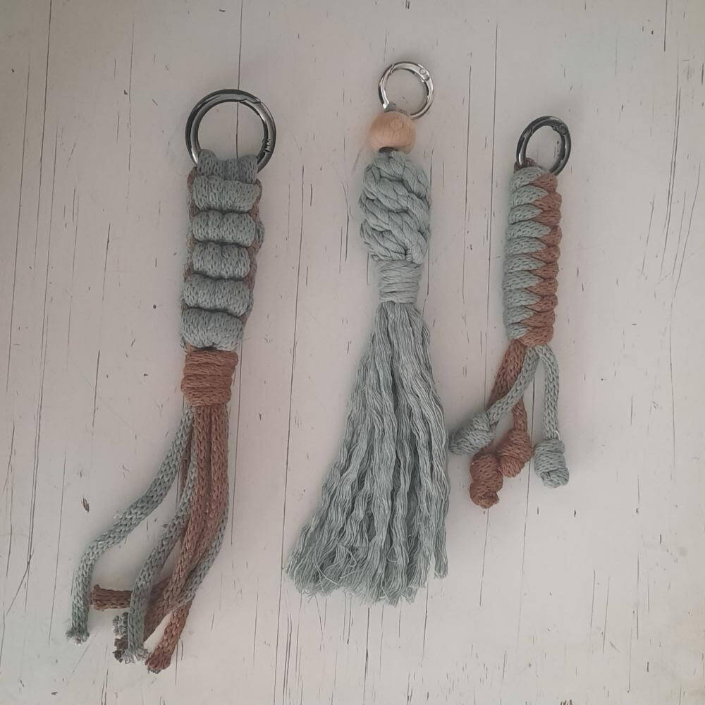 Bac charm, macrame pakket, bruin/eucalyptus Sleutelhanger macrame pakket van hobbygaren.nl