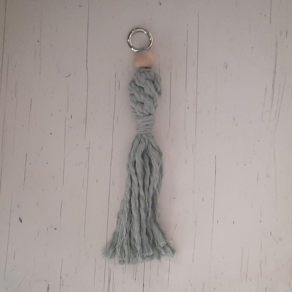 Bag Charm - Macrame Pakket - hanger 1 - Sleutelhanger Eucalyptus / Camel van hobbygaren.nl