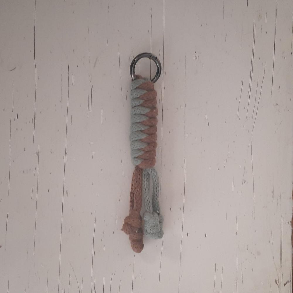 Bac charm, macrame pakket, hanger 3, bruin/eucalyptus Sleutelhanger macrame pakket van hobbygaren.nl