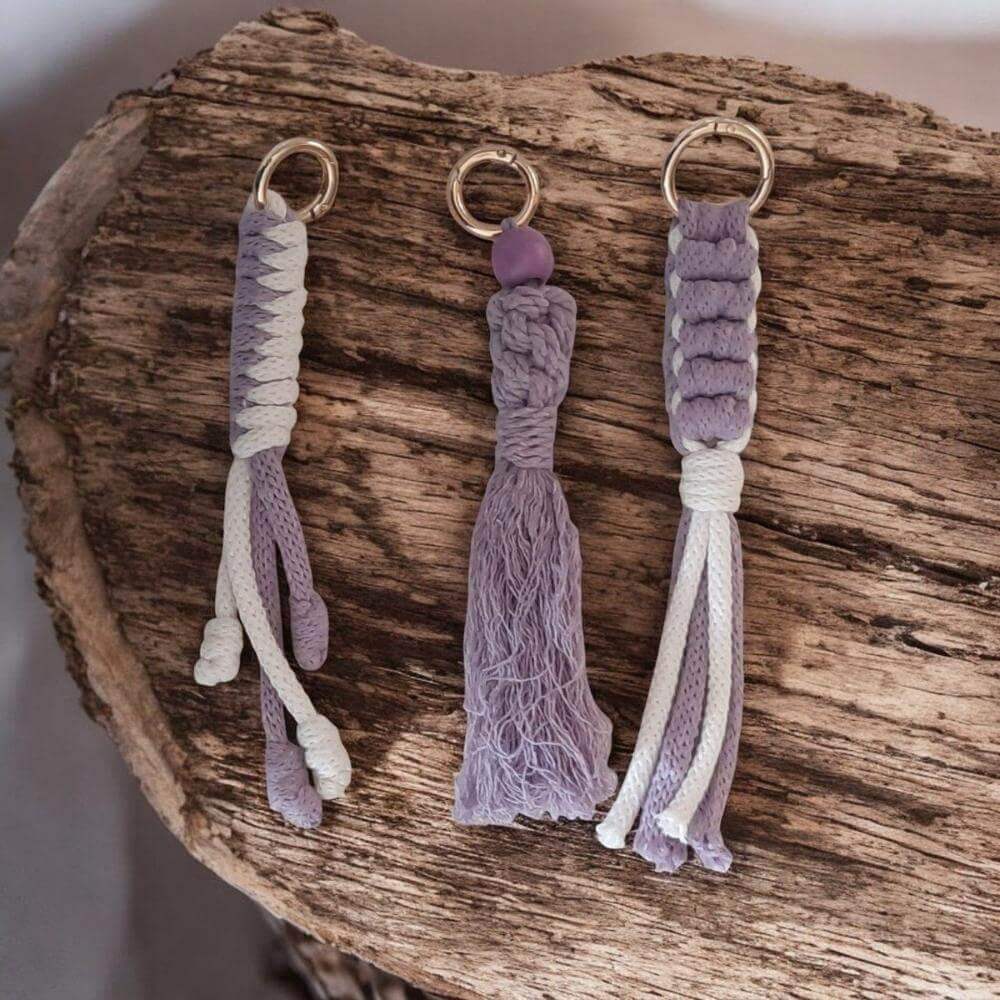 Bag Charm - Macrame Pakket - Sleutelhanger Lila - Off White - Hobbygaren