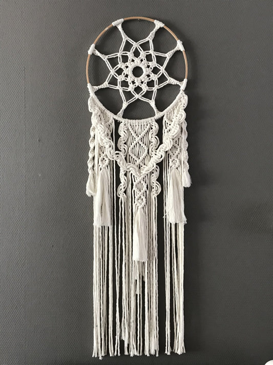 Dromenvanger gemaakt met Ecru Cafuné macrame garen en een houten ring van 25 cm. Verkrijgbaar bij Hobbygaren.nl