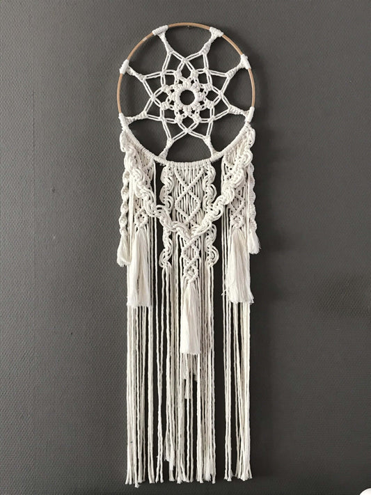 Dromenvanger gemaakt met Ecru Cafuné macrame garen en een houten ring van 25 cm. Verkrijgbaar bij Hobbygaren.nl