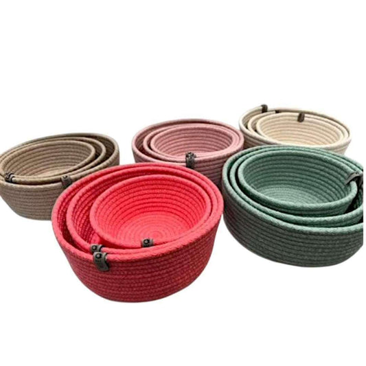 Gekleurde manden gemaakt van Cafune gevlochten naaikoord. Kleuren roze, rood, kaki, beige en milky coffee. Verkrijgbaar bij Hobbygaren