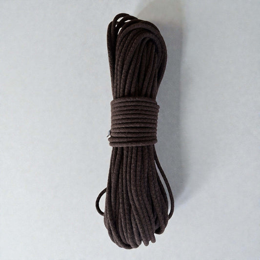 Gevlochten naaikoord Donkerbruin. Je maakt naait hier schitterende tassen, placemats, hoeden en manden mee. Met de naaimachine op de zigzagsteek