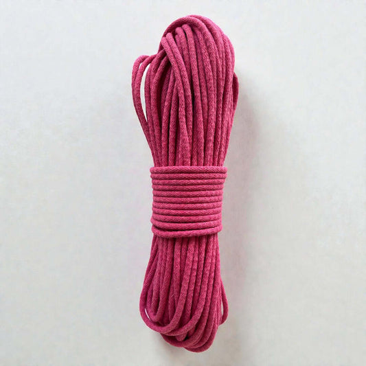 Gevlochten naaikoord Fuchsia. Je maakt naait hier schitterende tassen, placemats, hoeden en manden mee. Met de naaimachine op de zigzagsteek