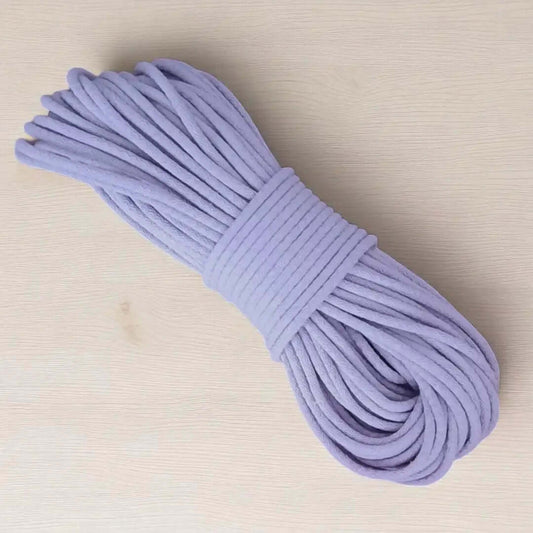 gevlochten naaikoord lila 6-7 mm. Hiermee naai je met de zigzagsteek schitterende hoeden, tassen, manden en placemats. Te koop bij hobbygaren.nl