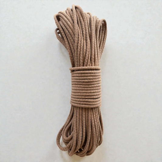 Gevlochten naaikoord Milky Coffee. Je maakt naait hier schitterende tassen, placemats, hoeden en manden mee. Met de naaimachine op de zigzagsteek