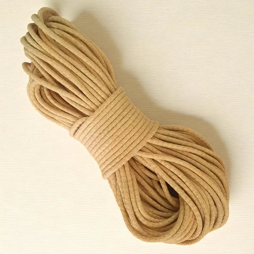 gevlochten naaikoord, mosterd 6-7mm. Ideaal voor zigzagsteek naaien. Je maakt hier manden, tassen, placemats en hoeden mee