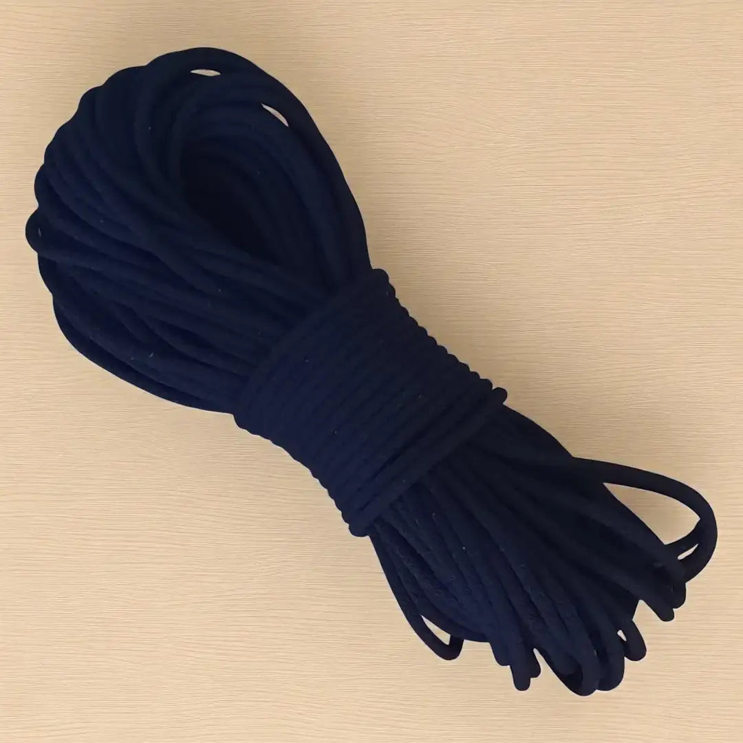 gevlochten naaikoord navy 6-7 mm. Hiermee naai je met de zigzagsteek schitterende hoeden, tassen, manden en placemats. Te koop bij hobbygaren.nl