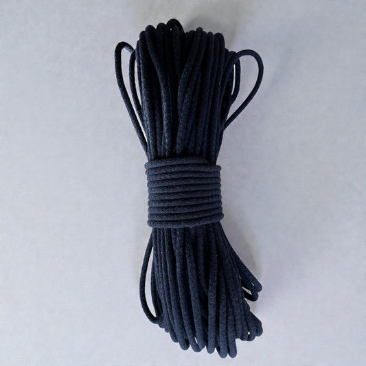 Gevlochten naaikoord Navy Je maakt naait hier schitterende tassen, placemats, hoeden en manden mee. Met de naaimachine op de zigzagsteek