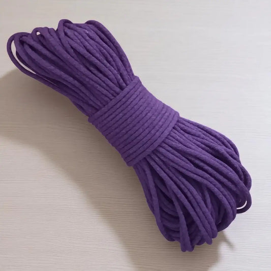 Gevlochten naaikoord paars, 6-7mm met vulling. Om tassen, manden, placemats en hoeden mee te naaien. Te koop bij hobbygaren