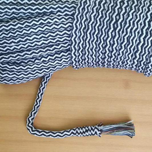 foto van dichtbij. Hier is een gevlochten naaikoord 6-7mm in zwart-wit te zien. met deze koorden naai je met de zigzagsteek hoeden, manden, tassen en placemats