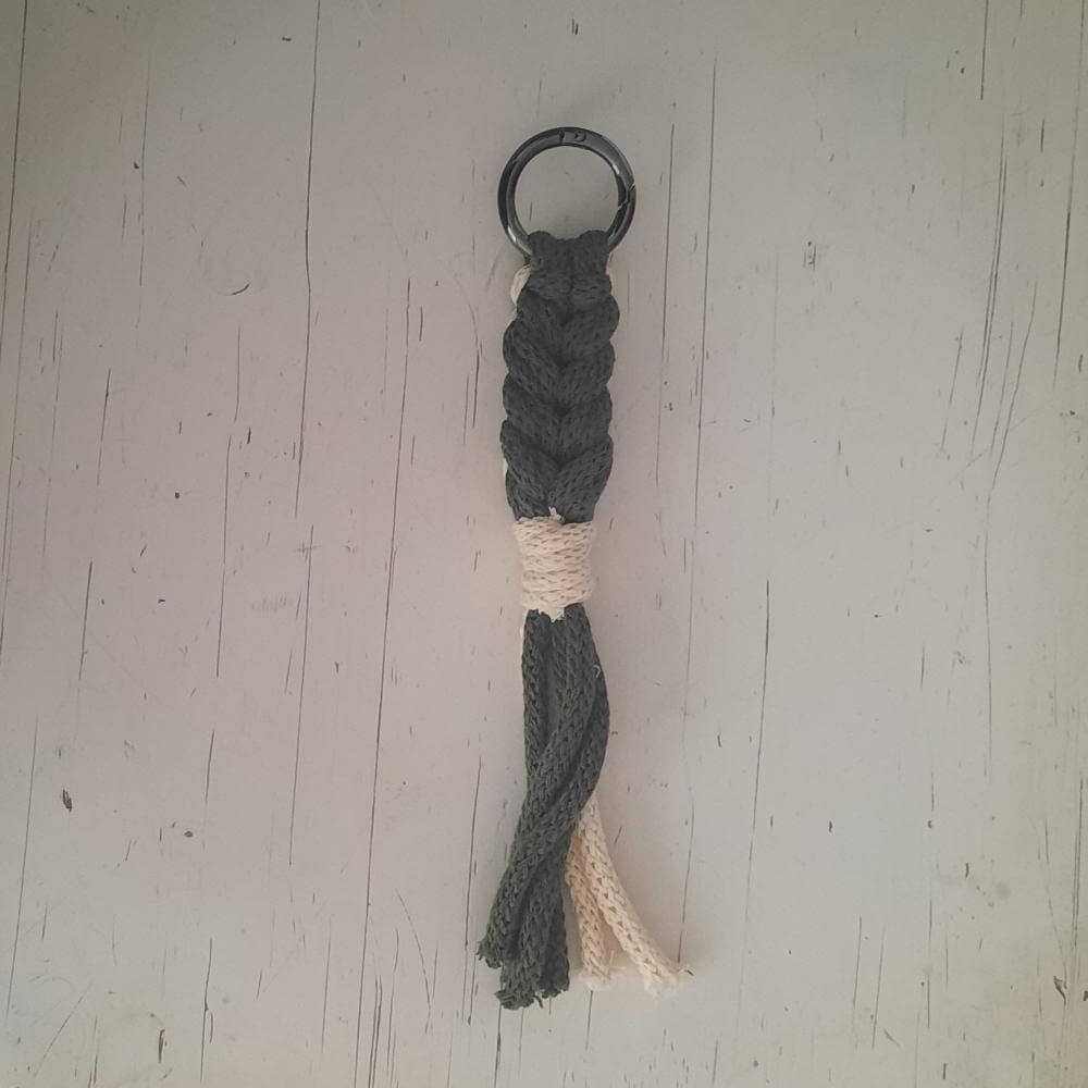 Bac charm, macrme pakket, hanger 2, bruin/eucalyptus Sleutelhanger macrame pakket van hobbygaren.nl