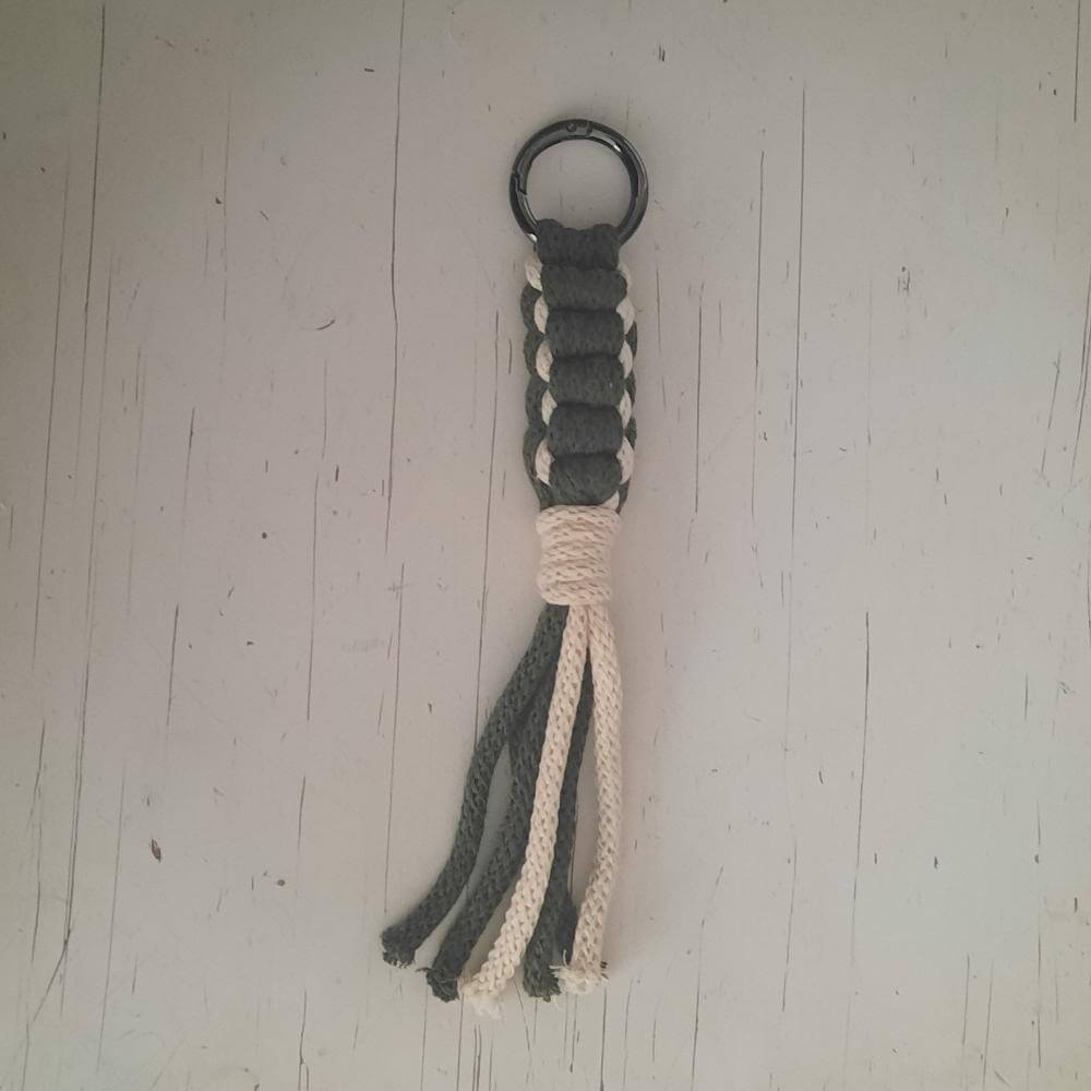 Bac charm, macrme pakket, hanger 2, bruin/eucalyptus Sleutelhanger macrame pakket van hobbygaren.nl