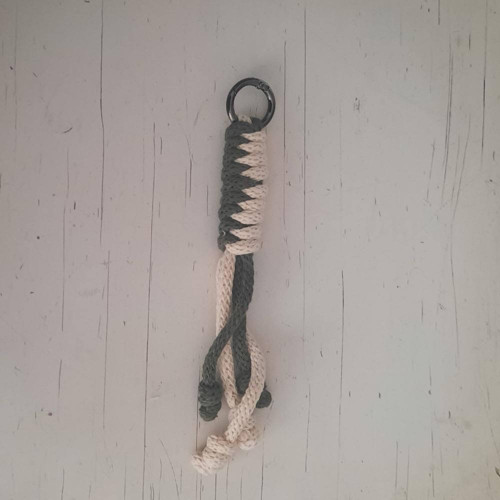 Bac charm, macrme pakket, hanger 3, bruin/eucalyptus Sleutelhanger macrame pakket van hobbygaren.nl