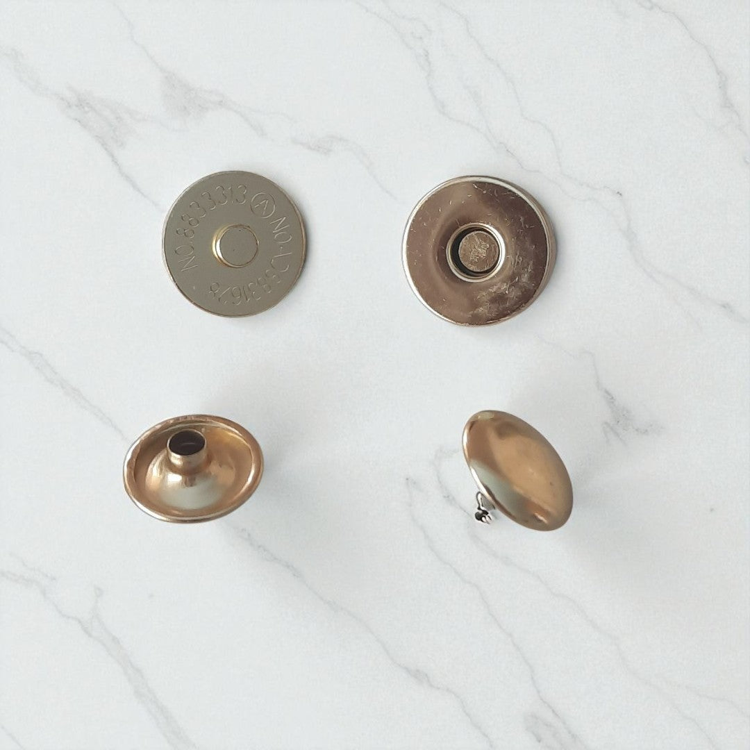 Magneetsluiting met knop in de kleur goud voor een tas. Te koop bij hobbygaren.nl