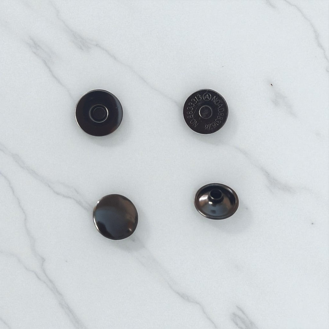 Magneetsluiting met knop in de kleur metaal zwart voor een tas. Te koop bij hobbygaren.nl
