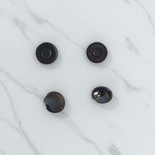 Magneetsluiting met knop in de kleur metaal zwart voor een tas. Te koop bij hobbygaren.nl