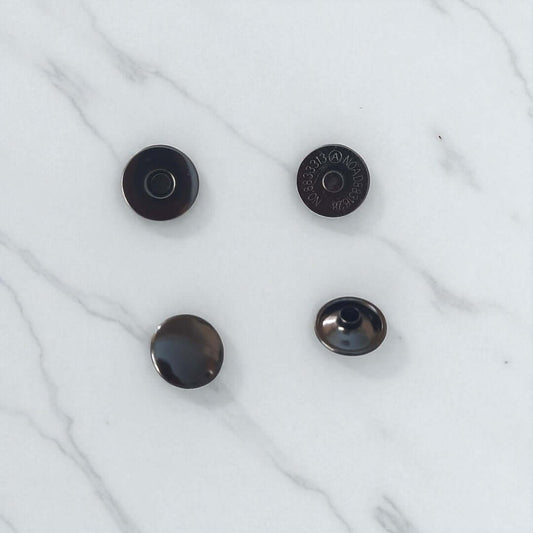 Magneetsluiting met knop 14mm in de kleur metaal zwart voor een tas. Te koop bij hobbygaren.nl