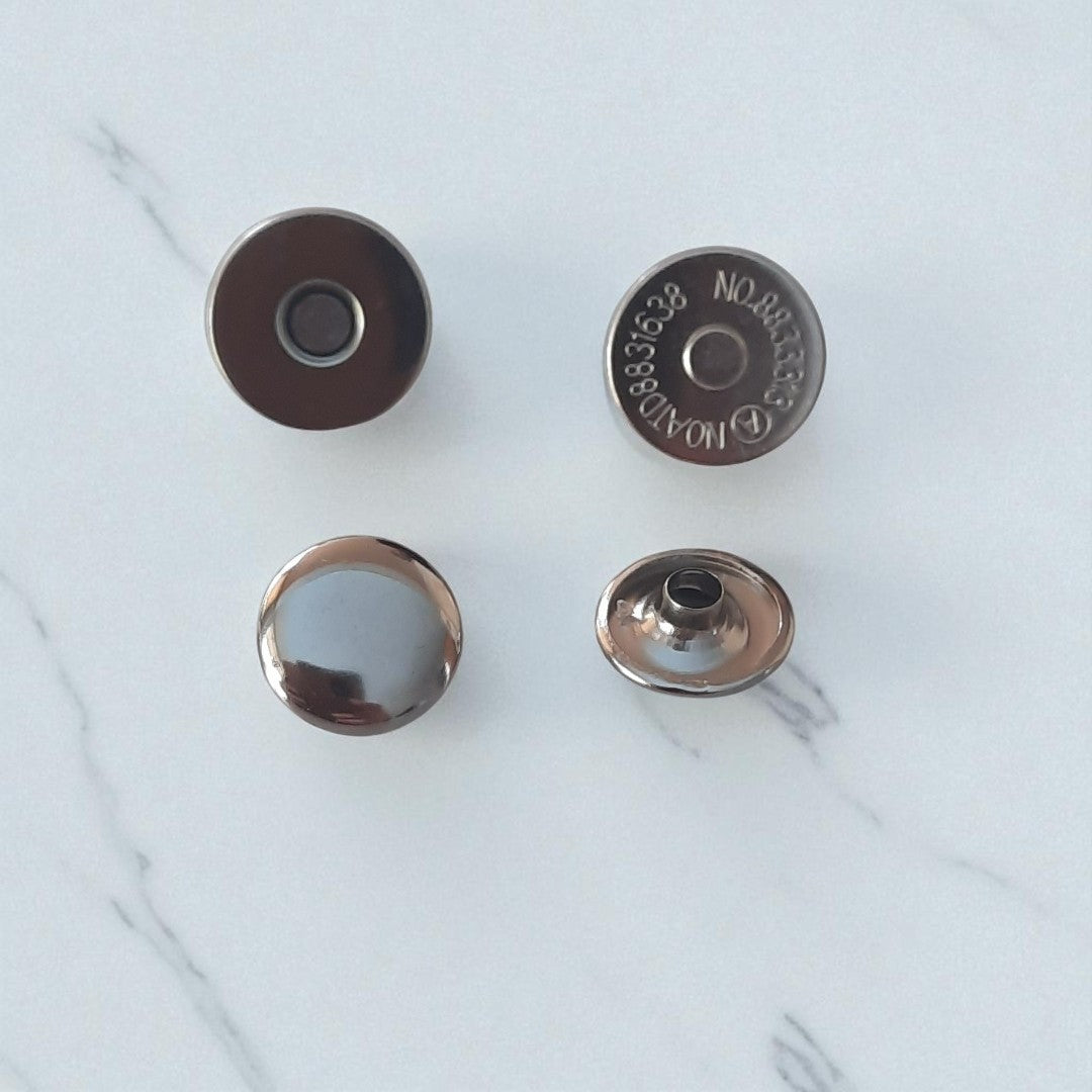 Magneetsluiting met knop in de kleur zilver voor een tas. Te koop bij hobbygaren.nl