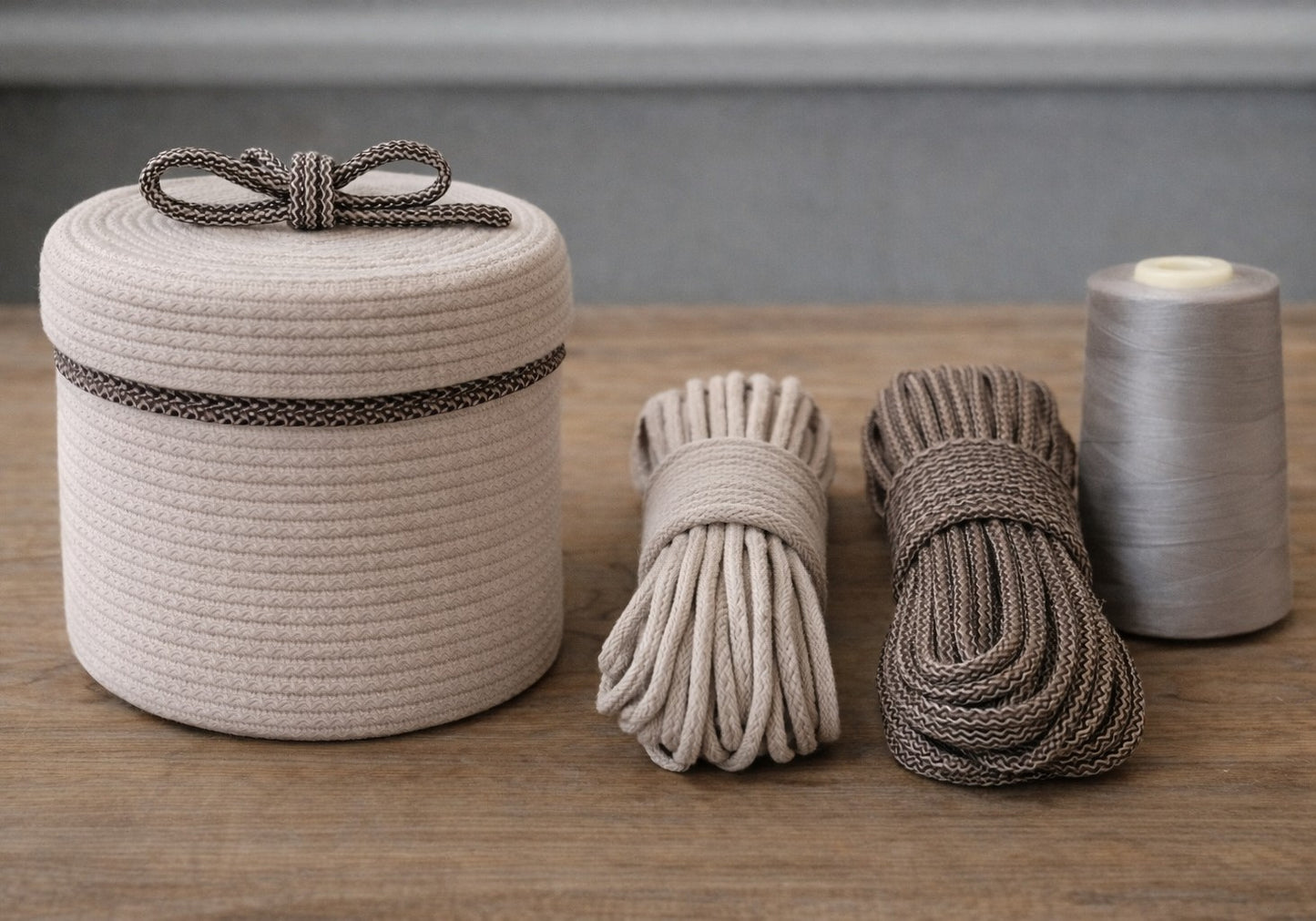 mand-met-deksel-van-beige-met-bruin-gemeleerd-koord-van-cafune-hobbygaren