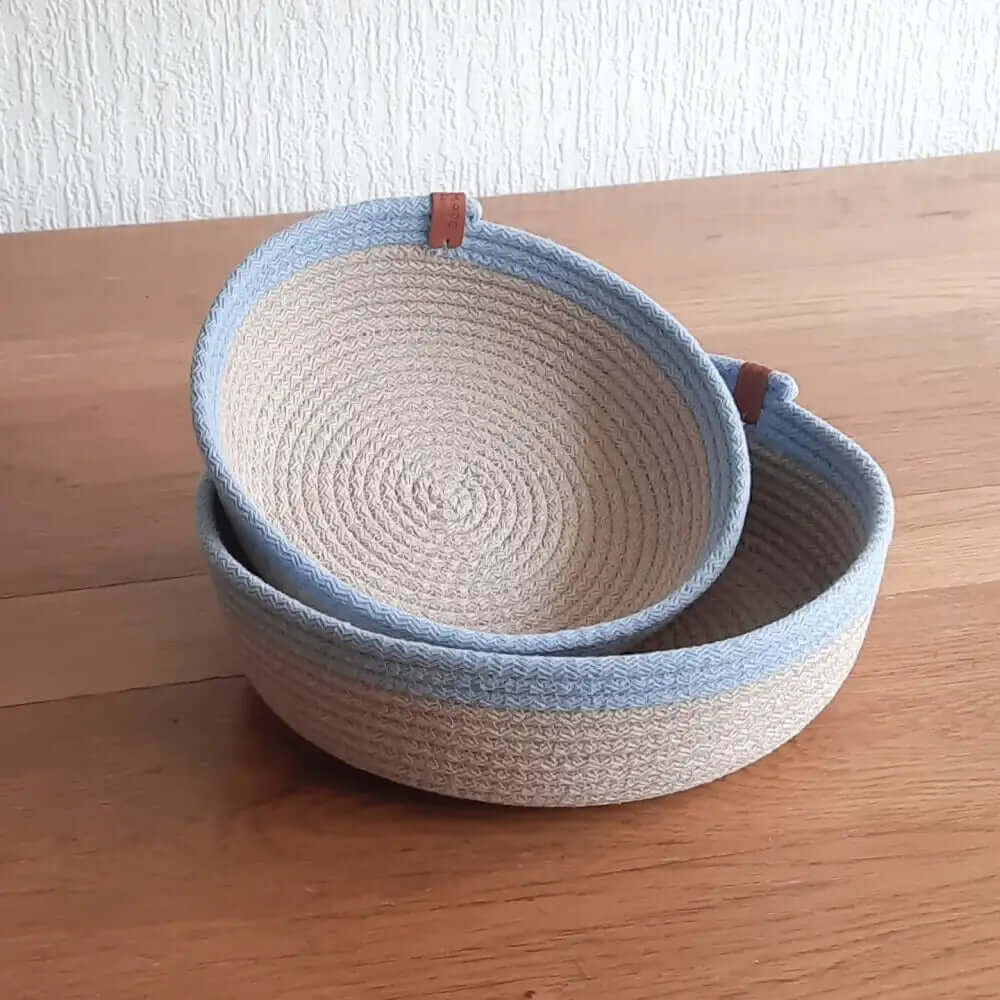 mandejes in beige met lichtblauw. Gemaakt van cafune gevlochten naaikoorden. Mandjes zijn voor fruit, brood, make-up, sierraden etc. Verkrijgbaar bij hobbygaren.