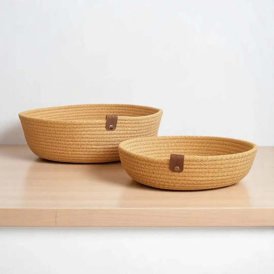 Mandjes in mosterdkleur gemaakt van gevlochten naaikoord. Verkrijgbaar bij hobbygaren.nl. Te gebruiken als fruitmand, broodmand of voor make-up, sieraden etc.