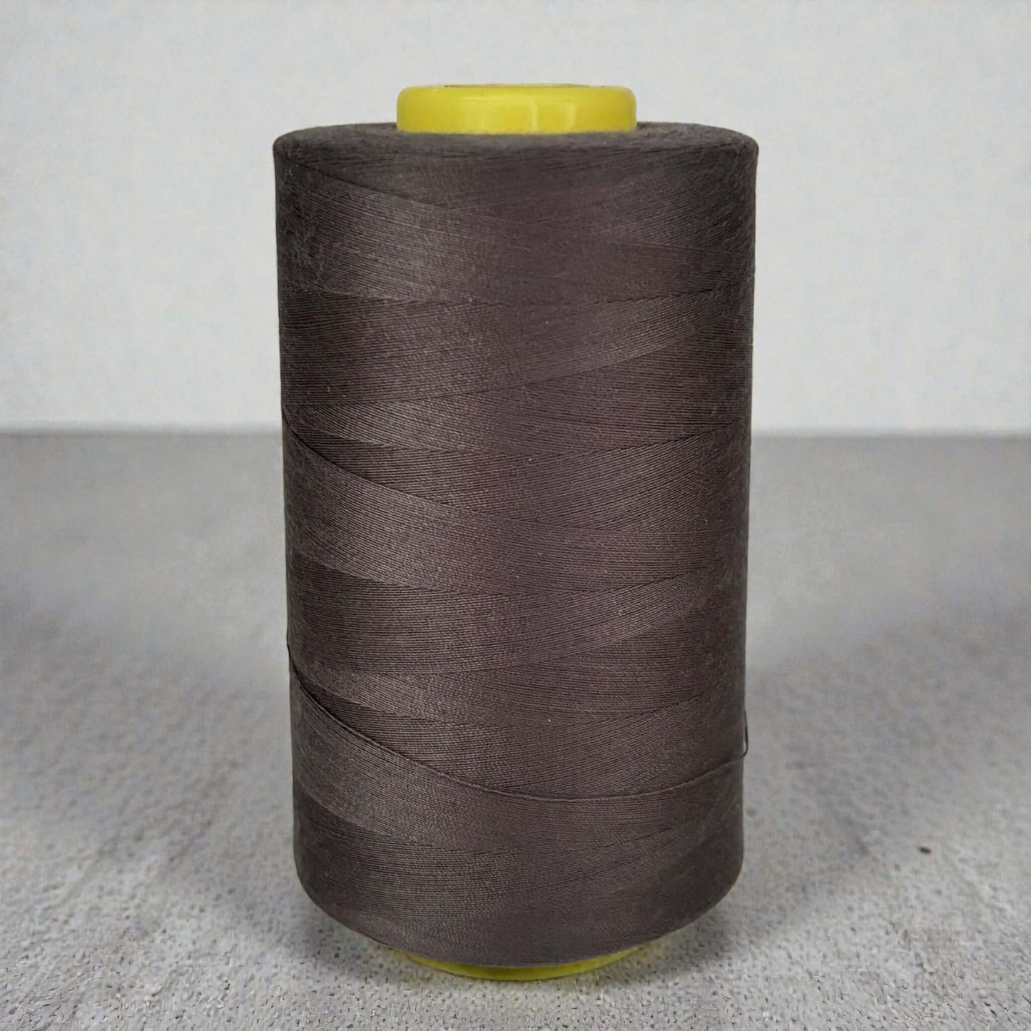 Polyester naaigaren Bruin 120 (40/2) op kegel van 5000 meter, sterk en pluisarm naaigaren geschikt voor naaimachine en handnaaien.