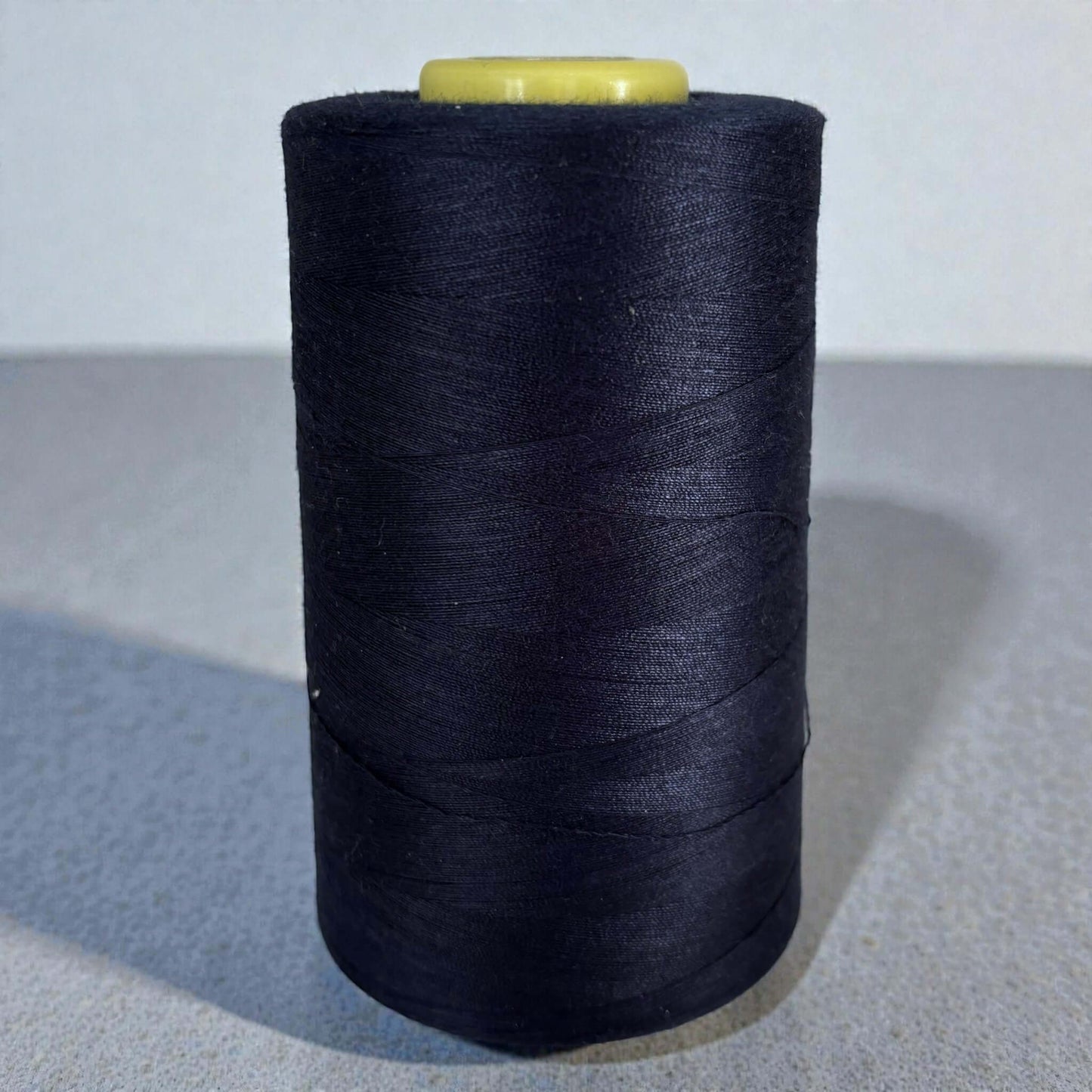 Polyester naaigaren Navy 120 (40/2) op kegel van 5000 meter, sterk en pluisarm naaigaren geschikt voor naaimachine en handnaaien.