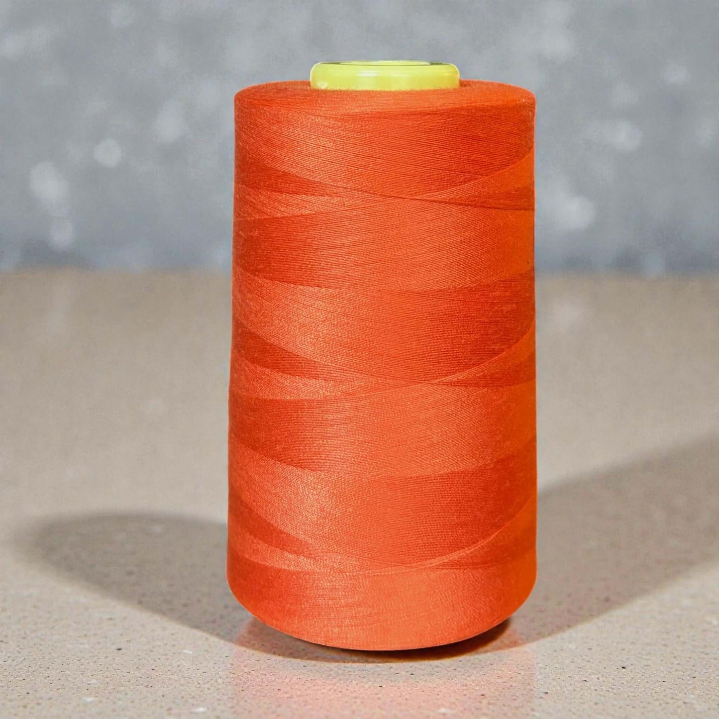 Polyester naaigaren Oranje 120 (40/2) op kegel van 5000 meter, sterk en pluisarm naaigaren geschikt voor naaimachine en handnaaien.
