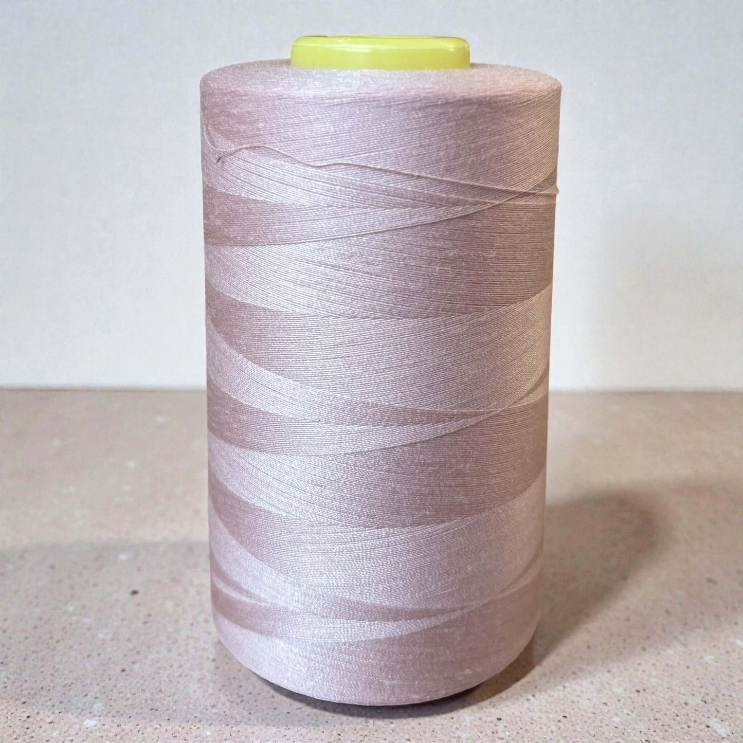 Polyester naaigaren Roze120 (40/2) op kegel van 5000 meter, sterk en pluisarm naaigaren geschikt voor naaimachine en handnaaien.