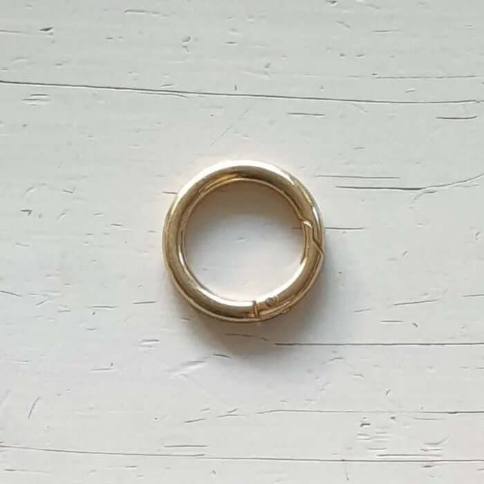 Metalen ronde karabijnhaak van 35mm voor accessoires en veilige bevestigingen. De kleur is goud, verkrijgbaar bij hobbygaren.nl