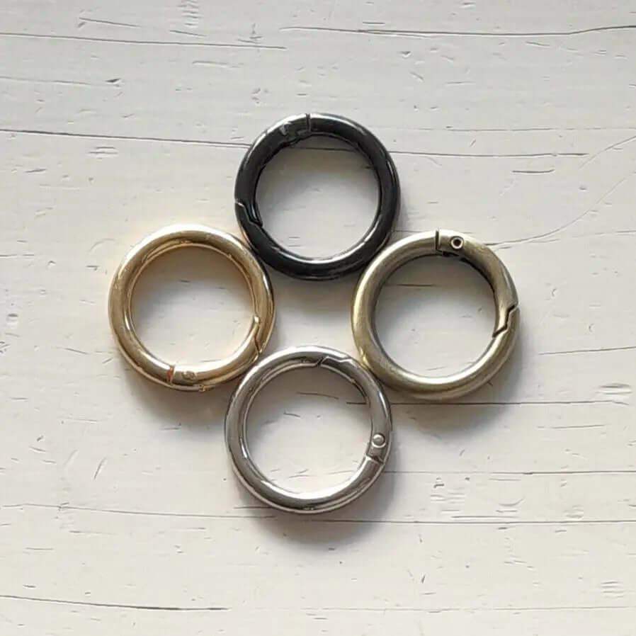 Metalen ronde karabijnhaak van 35mm voor accessoires en veilige bevestigingen. In verschillende kleuren verkrijgbaar bij hobbygaren.nl