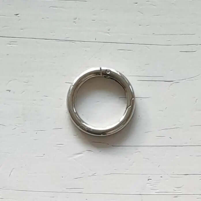 Metalen ronde karabijnhaak van 35mm voor accessoires en veilige bevestigingen. De kleur is zilver, verkrijgbaar bij hobbygaren.nl
