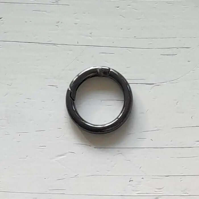 Metalen ronde karabijnhaak van 35mm voor accessoires en veilige bevestigingen. De kleur is zwart metaal, verkrijgbaar bij hobbygaren.nl