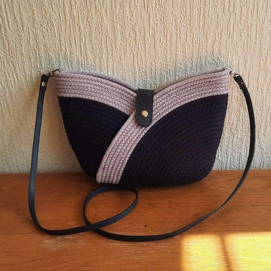 schoudertas navy-lila. Gemaakt van gevlochten naaikoord. Zigzagsteek