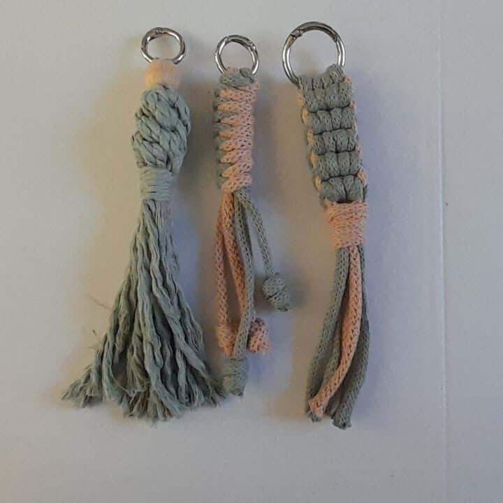 Bag Charm - Macrame Pakket - Sleutelhanger Eucalyptus / Camel - Hobbygaren