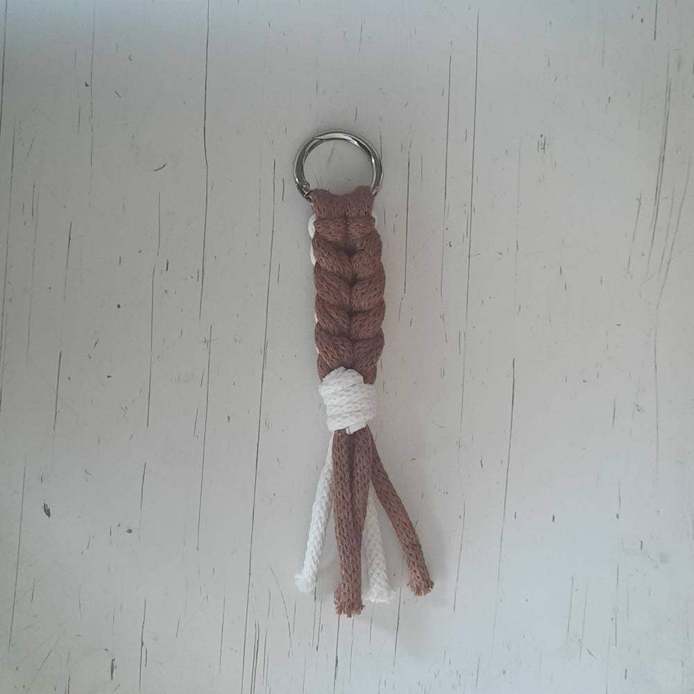 Bag Charm - Macrame Pakket - Sleutelhanger Bruin / Off White - Hobbygaren