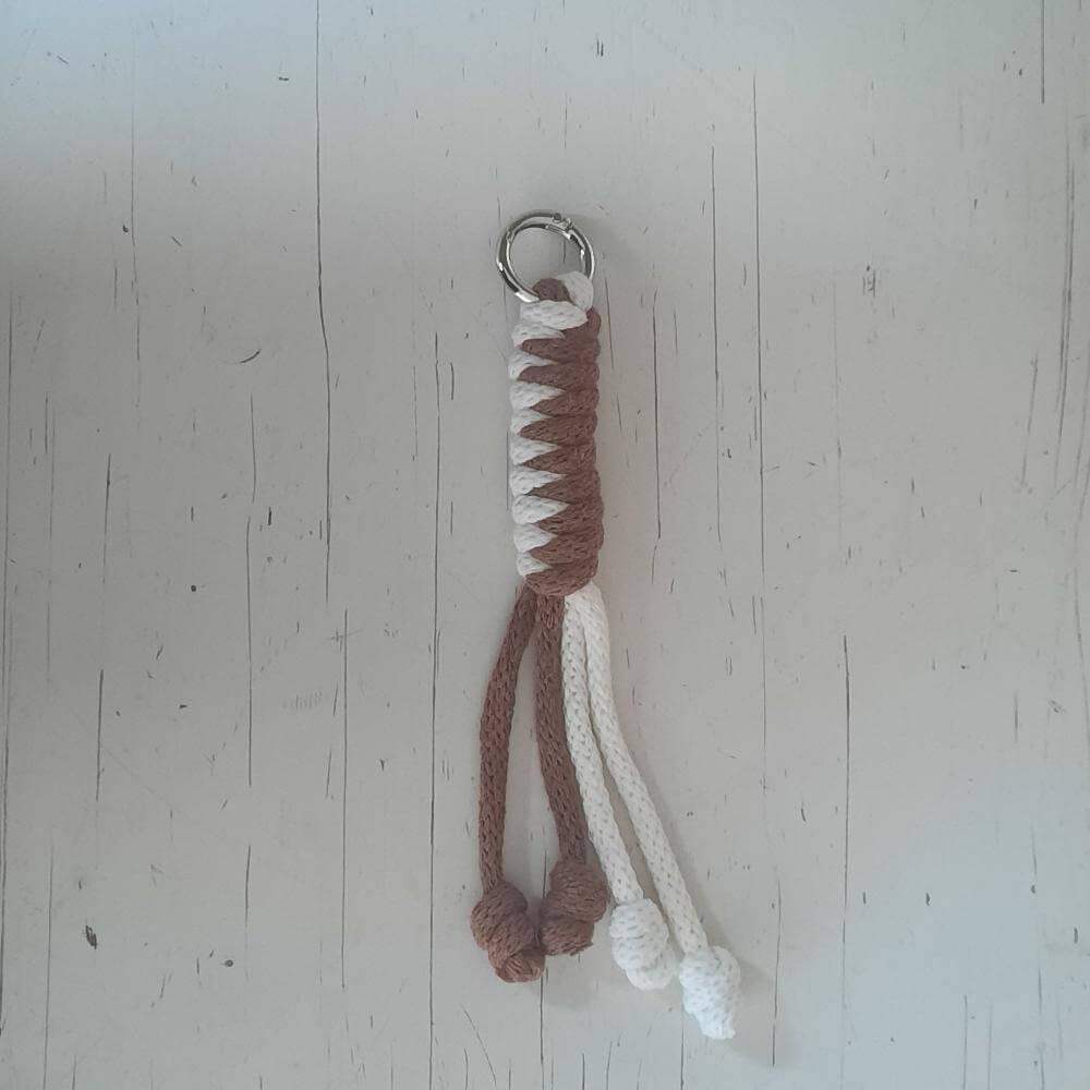 Bag Charm - Macrame Pakket - Sleutelhanger Bruin / Off White - Hobbygaren
