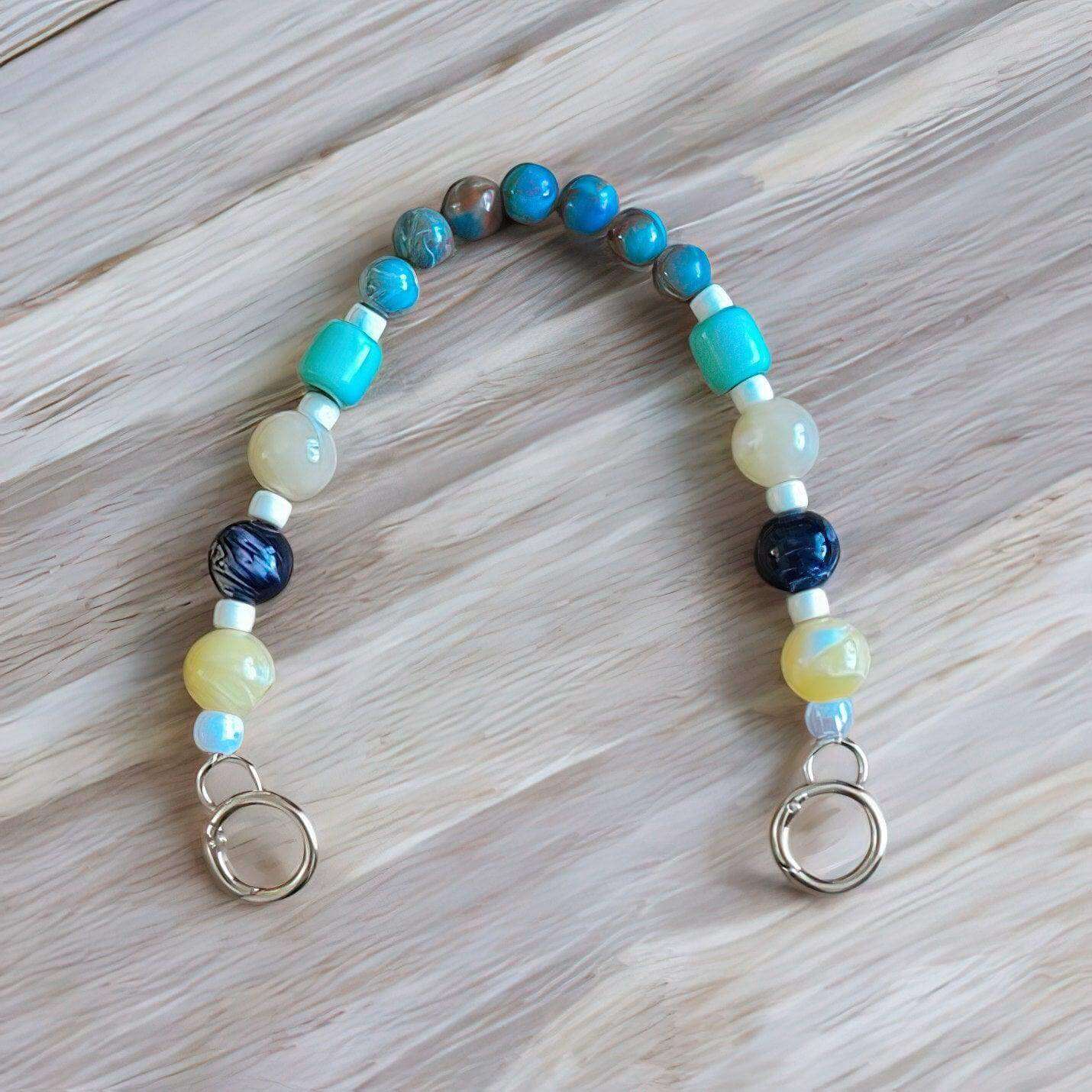 Boho tas hengsel van acryl kralen. 35cm lang, makkelijk te bevestigen met ronde karabijnhaken. Verkrijgbaar bij hobbygaren