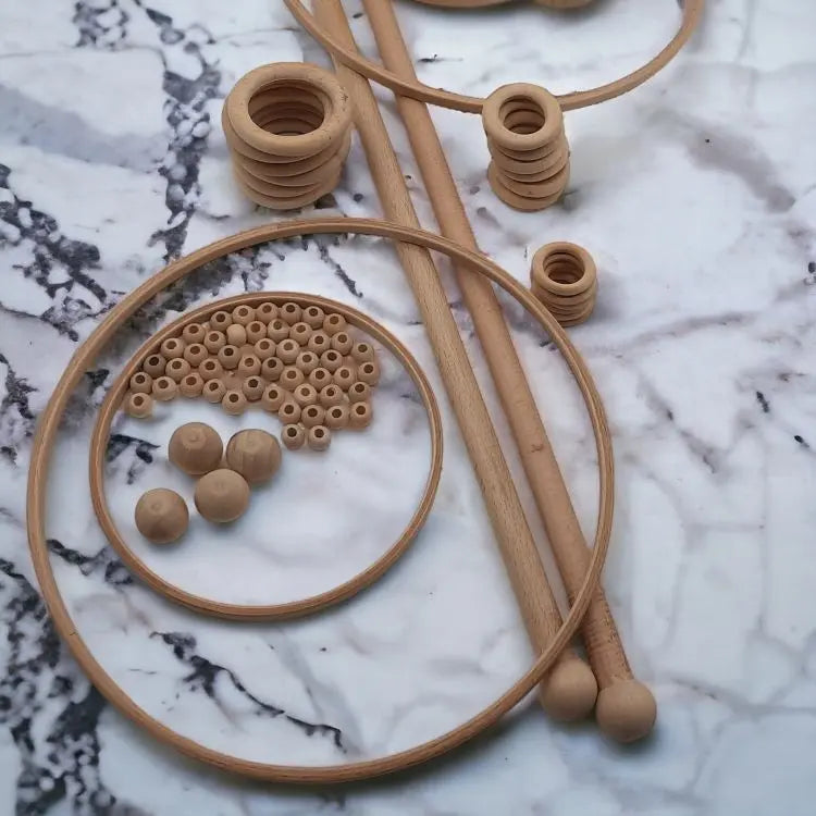 Houten accessoires zoals kralen, hobby ringen en macrame stokken van hobbygaren.nl