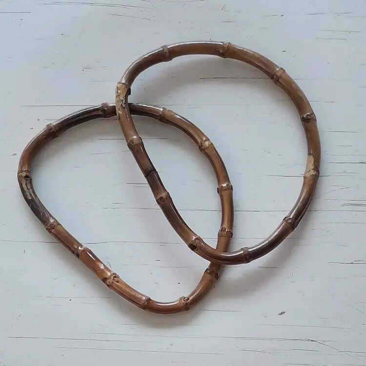 Half ronde bamboe tashandvat van 15x11cm doorsnee, kleur: bruin. Per set te koop bij hobbygaren.nl