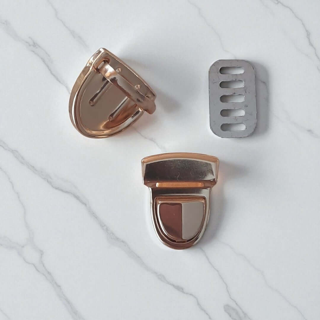 TT-sluiting 20x20mm voor een tas in kleur goud. Verkrijgbaar bij hobbygaren