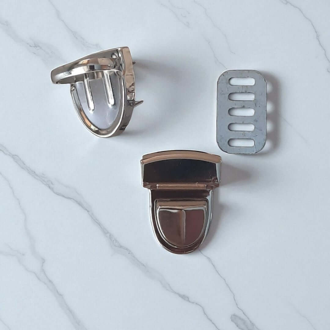 TT-sluiting 20x20mm voor een tas in kleur Zilver. Verkrijgbaar bij hobbygaren