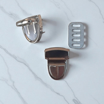 TT sluiting voor een tas in kleur Zilver. Verkrijgbaar bij hobbygaren