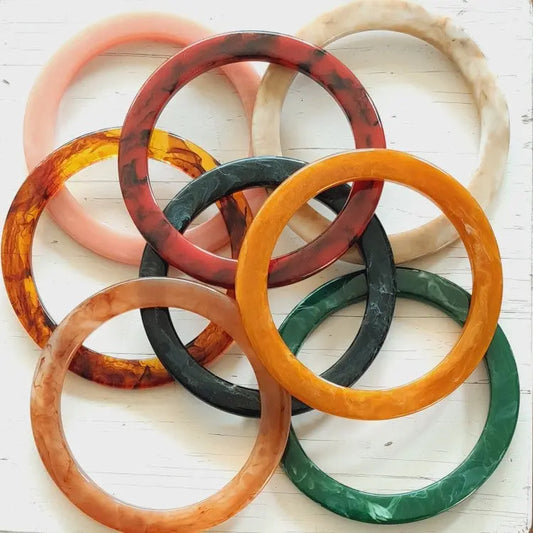 ronde tashengsels van acryl, in verschillende kleuren verkrijgbaar. Per set te koop bij hobbygaren.nl